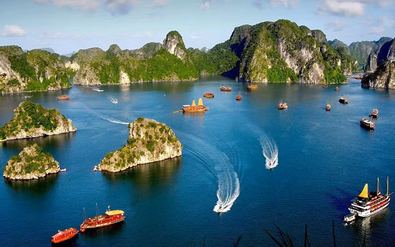 Vịnh Hạ Long - điểm đến hấp dẫn được The Travel khuyến khích du khách tham quan. (Ảnh V-ONE TRAVEL)