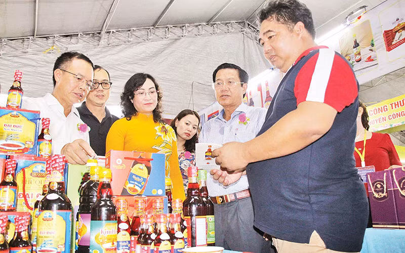 Nhiều sản phẩm công nghiệp nông thôn trưng bày tại hội chợ triển lãm hàng công nghiệp nông thôn tiêu biểu khu vực phía nam (tỉnh Hậu Giang) năm 2023.