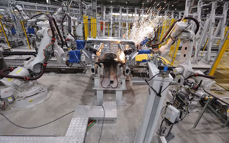 Xưởng hàn thân vỏ xe tại Nhà máy ô-tô Vinfast.