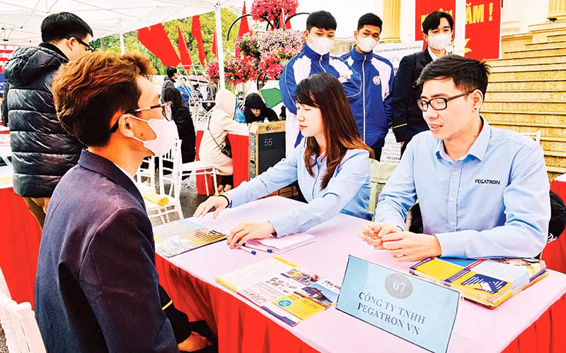 Tuyển dụng lao động tại Công ty Pegatron Việt Nam.