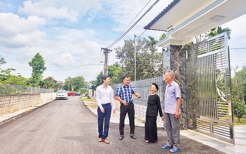 Cán bộ xã Cổ Đạm, huyện Nghi Xuân gặp gỡ một hộ dân đã hiến đất, mở rộng đường giao thông.