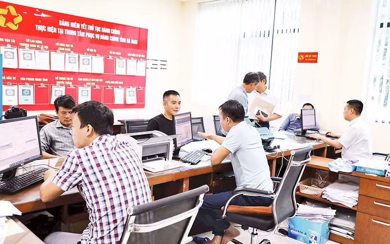 Giải quyết thủ tục hành chính cho công dân tại Trung tâm hành chính tỉnh Hà Nam.