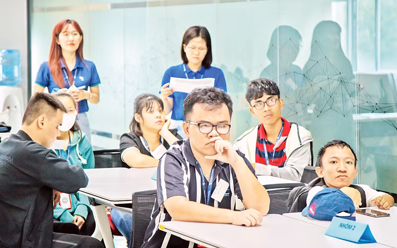 Buổi tư vấn nghề nghiệp và giới thiệu việc làm cho người khuyết tật do DRD thực hiện.