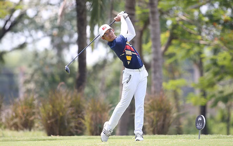 Lê Khánh Hưng (15 tuổi) đoạt HCV môn golf đầu tiên trong lịch sử đại hội cho đoàn Việt Nam. (Ảnh PHƯƠNG ANH)