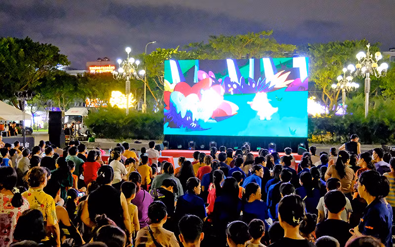 Buổi chiếu phim ngoài trời thu hút đông đảo khán giả. (Ảnh ANH VŨ)