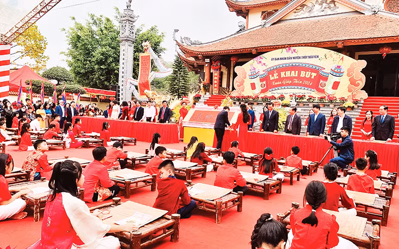Các em học sinh đua tài tại Lễ hội khai bút, Khu di tích lưu niệm Trạng nguyên Lê Ích Mộc.
