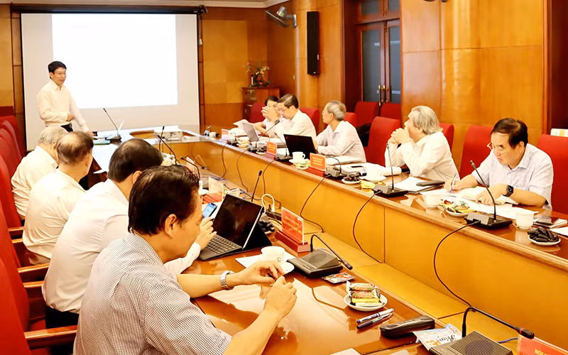 Ứng viên giáo sư năm 2022 trình bày báo cáo tại Hội đồng Giáo sư cơ sở Trường đại học Giao thông vận tải. (Ảnh XUÂN KỲ)