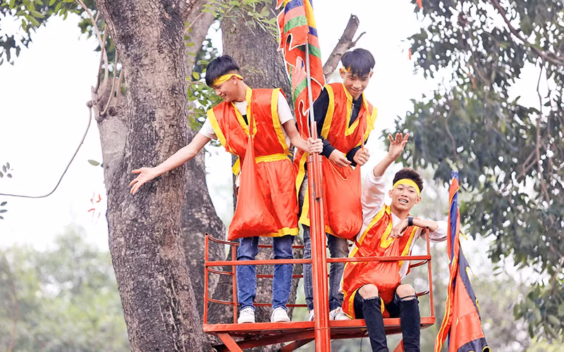 Các đội tung hoa diễn ra tại Nghè Ngũ Giáp.