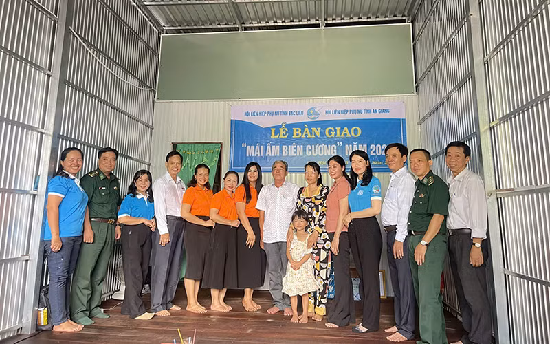 Trao “Mái ấm biên cương” tặng chị Phạm Thị Lộc.