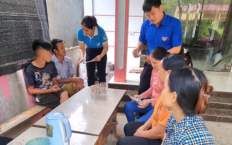 Cán bộ Đoàn Thanh niên tỉnh Lào Cai tuyên truyền đẩy lùi nạn tảo hôn.