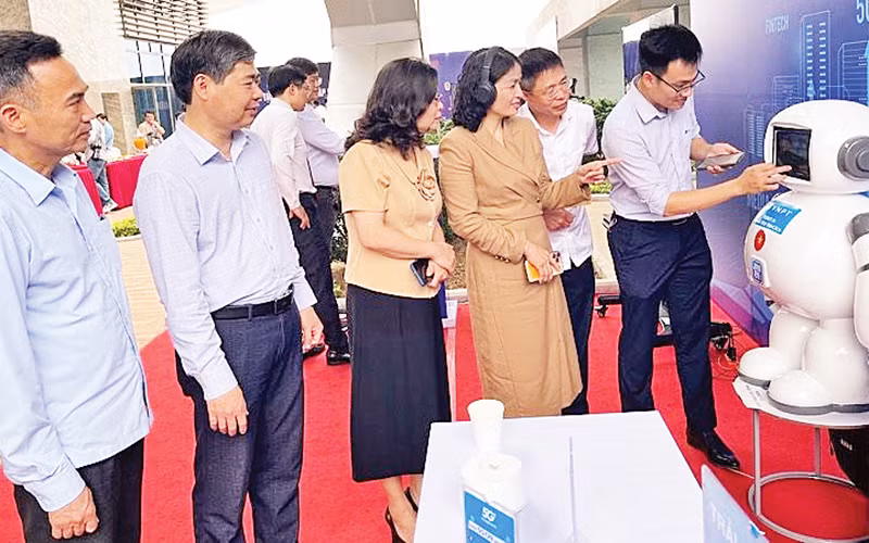 Trải nghiệm ứng dụng nhận diện tính cách con người với robot của VNPT tại Hải Dương.