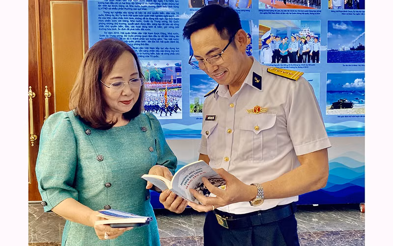 Chị Nguyễn Việt Triều trao đổi với cán bộ Quân chủng Hải quân về công tác tuyên truyền biển, đảo Việt Nam.