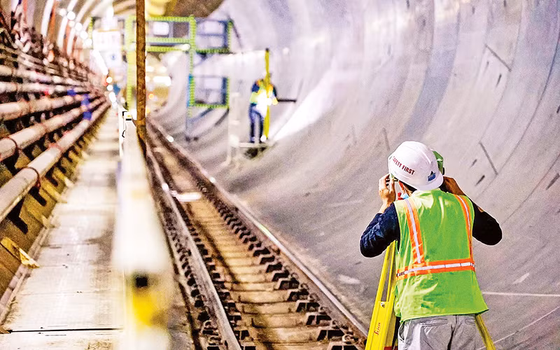 Không khí làm việc trong hầm của đội ngũ kỹ sư diễn ra khẩn trương với độ chính xác bảo đảm tuyệt đối.