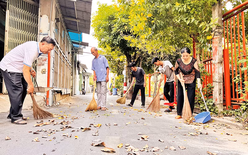 Người dân phường Bình Thọ (thành phố Thủ Đức) dọn vệ sinh trên trục đường thuộc địa bàn.