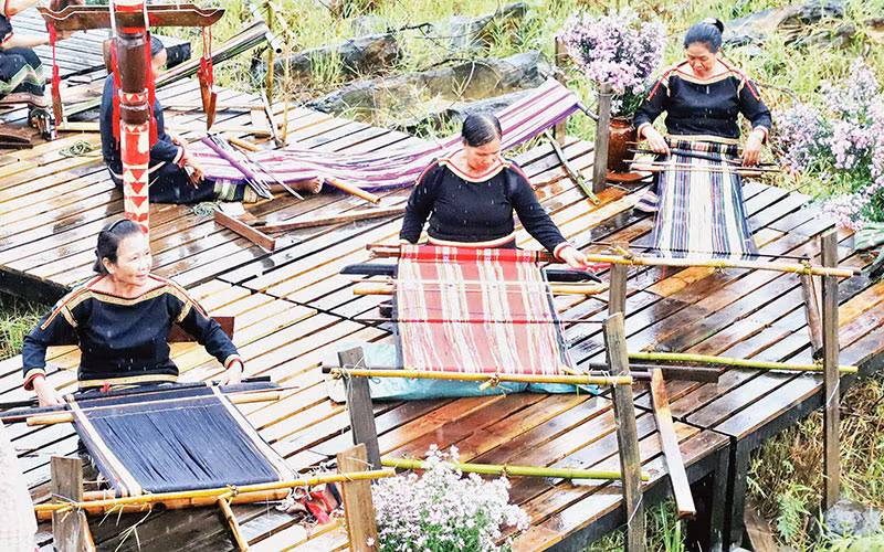 Chương trình góp phần tôn vinh, phát huy giá trị thổ cẩm và tăng cường khối đại đoàn kết các dân tộc.