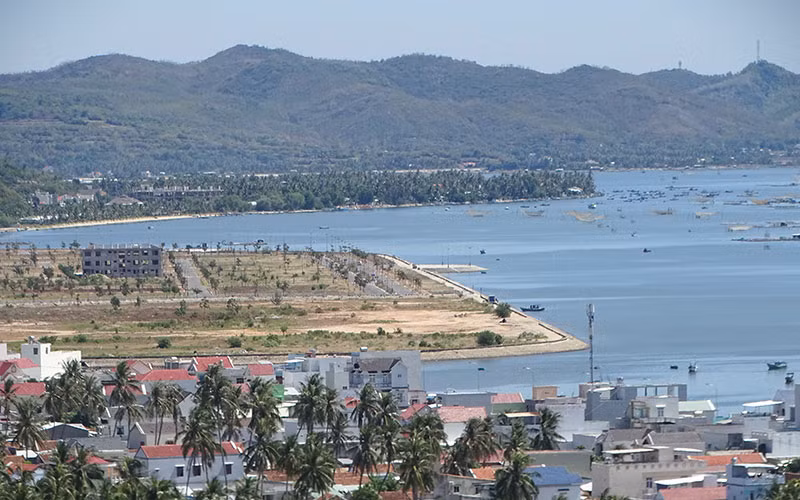 Thị xã Sông Cầu phát triển nhiều khu dân cư mới bên bờ vịnh Xuân Đài.