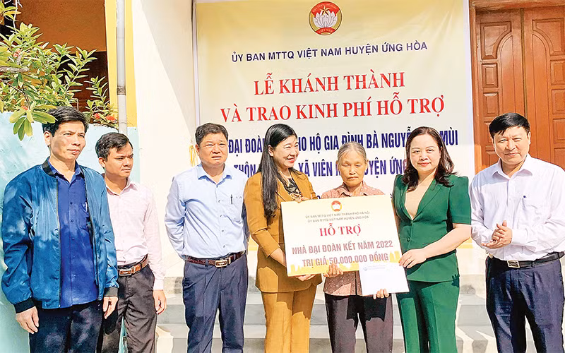 Lãnh đạo Ủy ban MTTQ thành phố Hà Nội cùng cán bộ huyện Ứng Hòa trao kinh phí hỗ trợ xây nhà đại đoàn kết cho bà Nguyễn Thị Mùi, xã Viên Nội. (Ảnh NGUYỄN PHƯỢNG)
