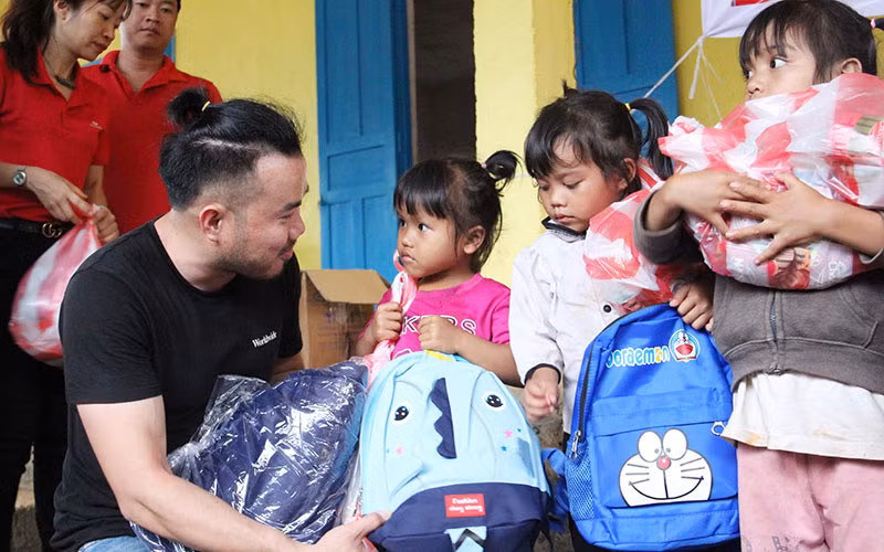 Anh Hồ Hoàng Liêm trao quà tặng các em nhỏ.