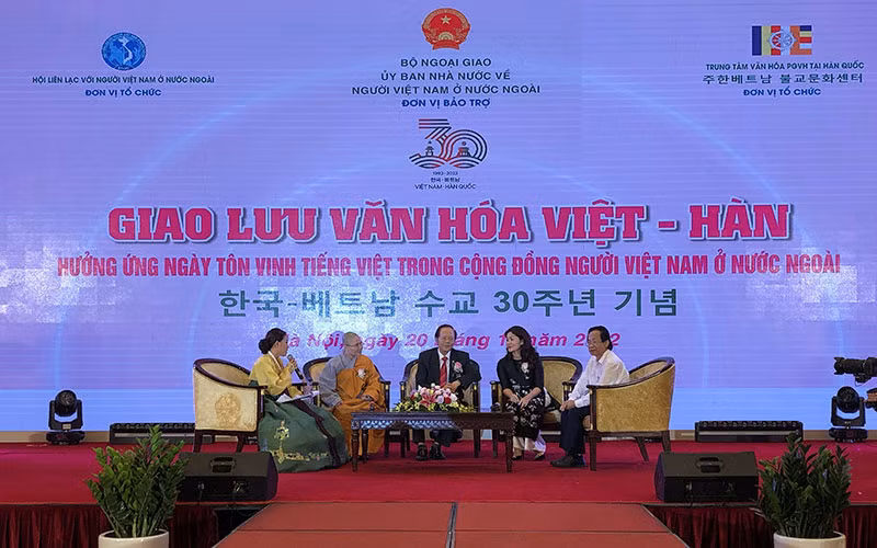 Buổi tọa đàm về đời sống kiều bào Việt Nam và Hàn Quốc tại mỗi nước.