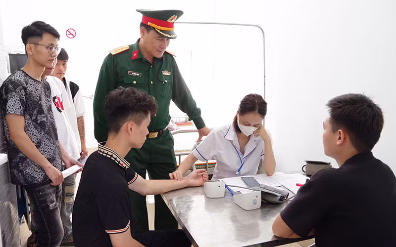 Đại diện lãnh đạo Bộ Chỉ huy quân sự tỉnh Lạng Sơn kiểm tra công tác khám sơ tuyển nghĩa vụ quân sự năm 2024 tại xã Quốc Việt, huyện Tràng Định. (Ảnh DƯƠNG NGUYÊN)