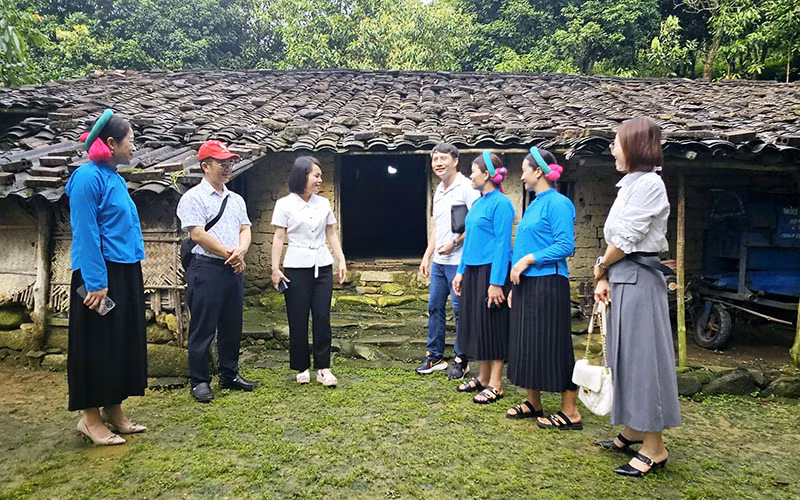 Khách du lịch tham quan nhà cổ của dân tộc Sán Chỉ ở Khu du lịch cộng đồng xã Đại Dực, huyện Tiên Yên, tỉnh Quảng Ninh. (Ảnh QUANG THỌ)
