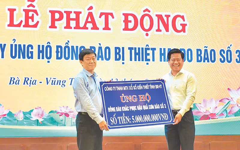 Ông Dương Minh Tú, Giám đốc Công ty TNHH MTV Xổ số kiến thiết tỉnh Bà Rịa - Vũng Tàu đại diện công ty trao 5 tỷ đồng ủng hộ đồng bào bị ảnh hưởng bởi cơn bão số 3.