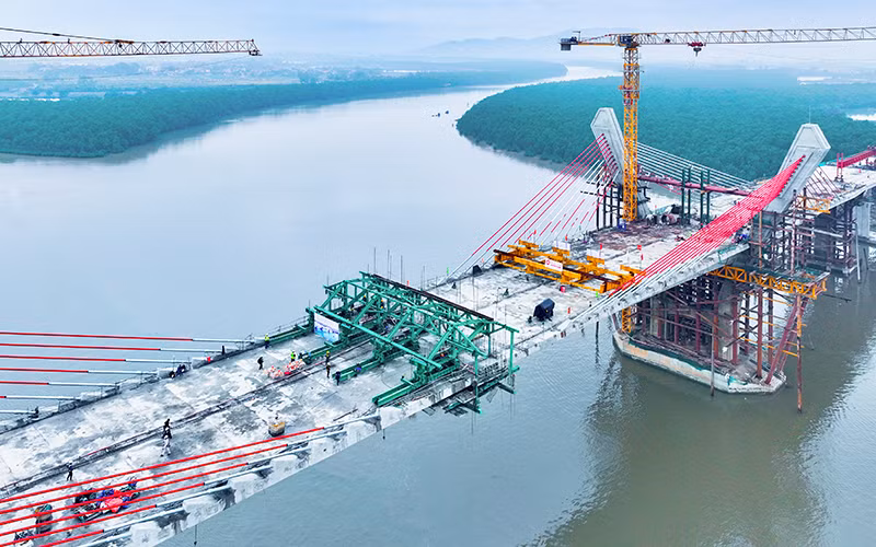Cầu Bến Rừng kết nối thành phố Hải Phòng với tỉnh Quảng Ninh đang được thi công. (Ảnh NGUYỄN ĐỨC NGHĨA)