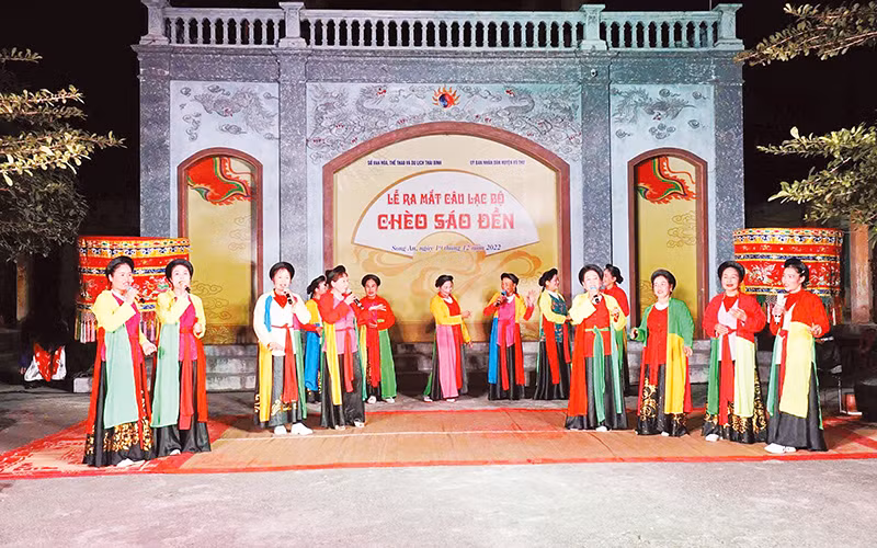 Các thành viên Câu lạc bộ Chèo Sáo Đền, xã Song An (huyện Vũ Thư, tỉnh Thái Bình) biểu diễn làn điệu chèo cổ.