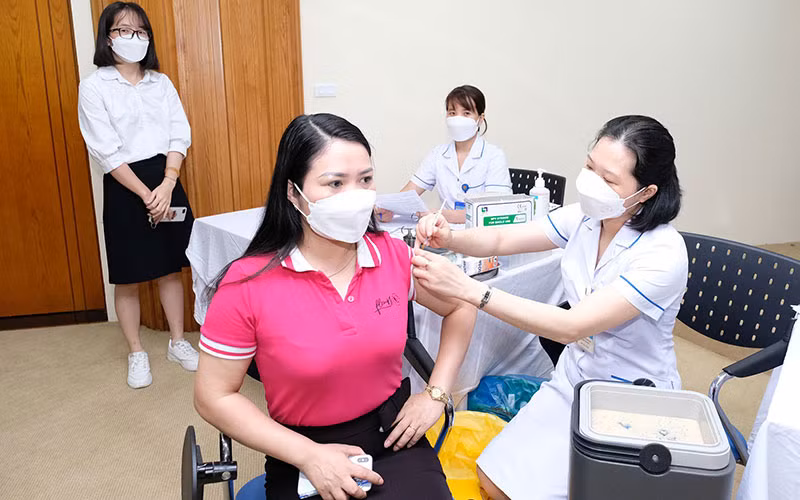 Theo Bộ Y tế, việc tiêm vắc-xin phòng Covid-19 cần được duy trì. (Ảnh TRẦN MINH)