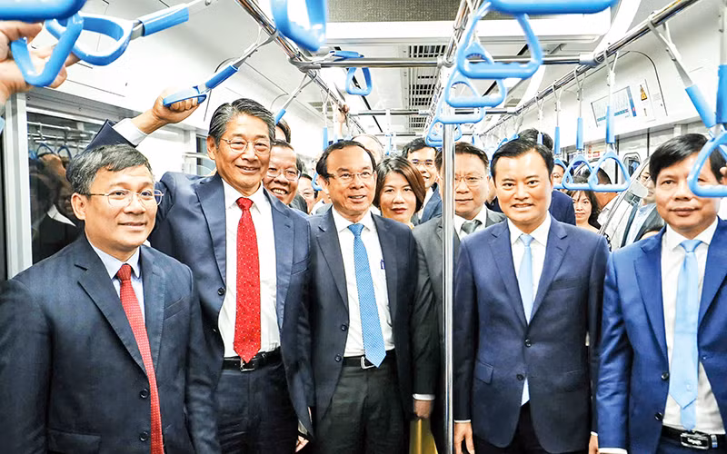 Lãnh đạo các bộ, ngành, Thành phố Hồ Chí Minh cùng đại diện phía Nhật Bản trải nghiệm tuyến Metro số 1 Bến Thành-Suối Tiên sáng 22/12. (Ảnh THẾ ANH)