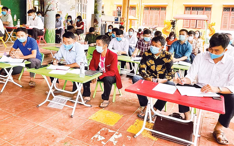 Các đồng chí trong Chi ủy Chi bộ Huổi Hâu điều hành sinh hoạt chi bộ thường kỳ.