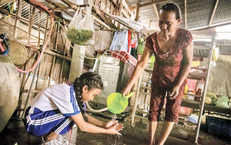 Em Lâm Thị Diễm Như và bà ngoại, Sơn Thị Sương (huyện Long Phú, tỉnh Sóc Trăng, Việt Nam) là hộ người dân tộc Khmer không có nhà tiêu hợp vệ sinh. 