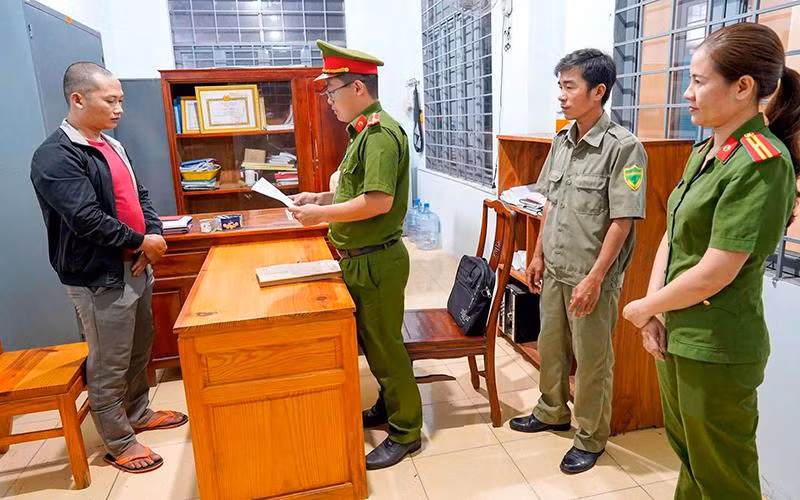 Công an huyện Đồng Phú (Bình Phước) đọc lệnh bắt tạm giam đối với Trần Thanh Tú để điều tra về hành vi hành hạ bé D.Y, là con riêng của vợ Tú. (Ảnh Thanh Trúc)