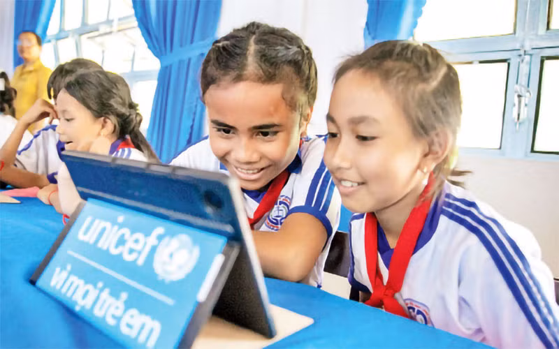 Diễm Như (trái) và các bạn lần đầu trải nghiệm thư viện số trên máy tính bảng. Ảnh: UNICEF Việt Nam\Trương Việt Hùng Diễm Như (trái) và các bạn lần đầu trải nghiệm thư viện số trên máy tính bảng. Ảnh: UNICEF Việt Nam\Trương Việt Hùng
