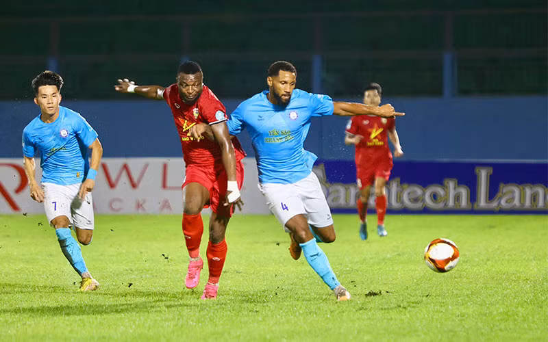 Pha tranh bóng giữa cầu thủ Hồng Lĩnh Hà Tĩnh và Khánh Hòa.