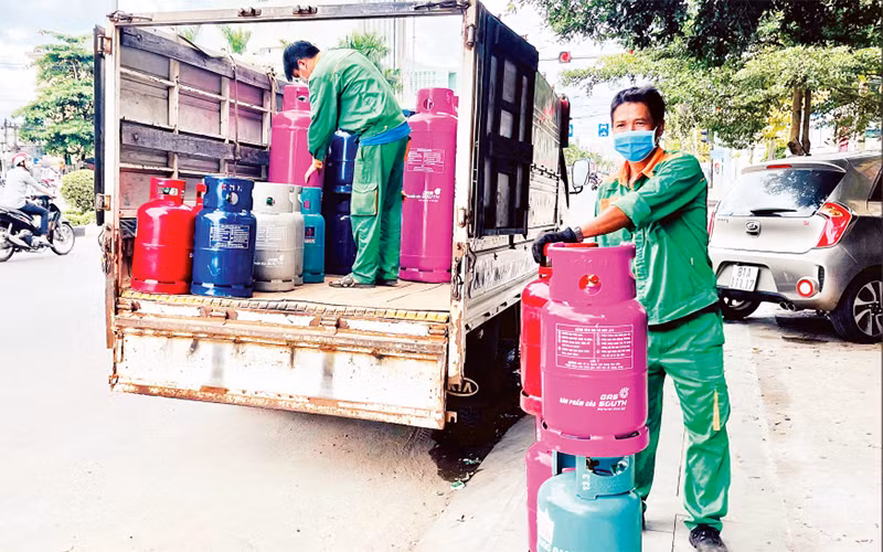 Vận chuyển gas cho khách hàng tại thành phố Pleiku, tỉnh Gia Lai. (Ảnh VŨ THẢO)