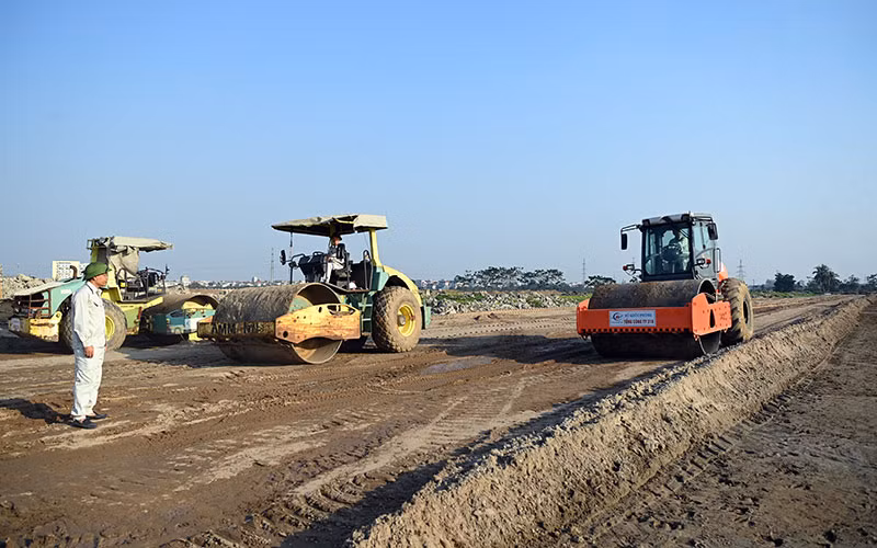 Nhà thầu Tổng công ty 319 thi công Dự án đường vành đai 4 - Vùng Thủ đô đoạn qua địa bàn quận Hà Đông, Hà Nội. (Ảnh DUY LINH)