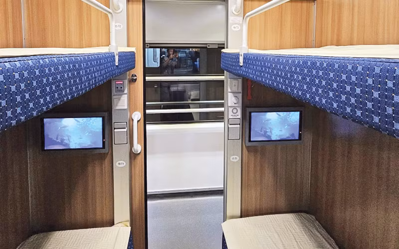 Các phòng ngủ được trang bị wifi và màn hình để giải trí.