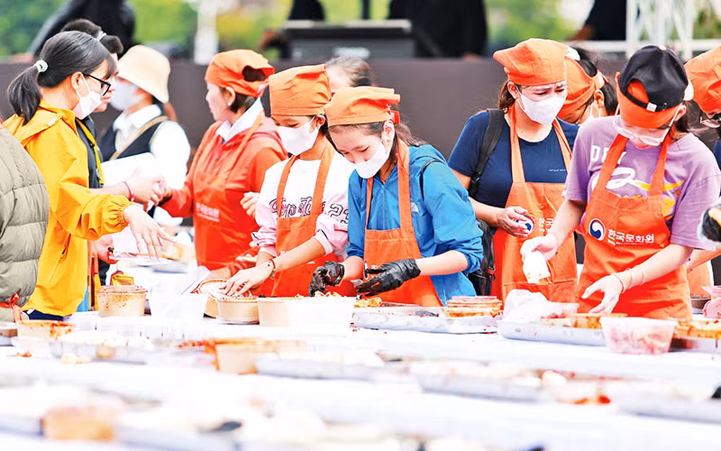 Trải nghiệm làm kim chi bên dòng sông Hoài.