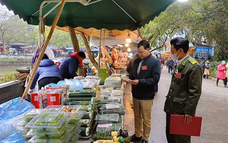 Các đơn vị chức năng của Khu di tích lịch sử Đền Hùng kiểm tra hoạt động kinh doanh của các cửa hàng bảo đảm đúng quy định. (Ảnh NGỌC LONG)