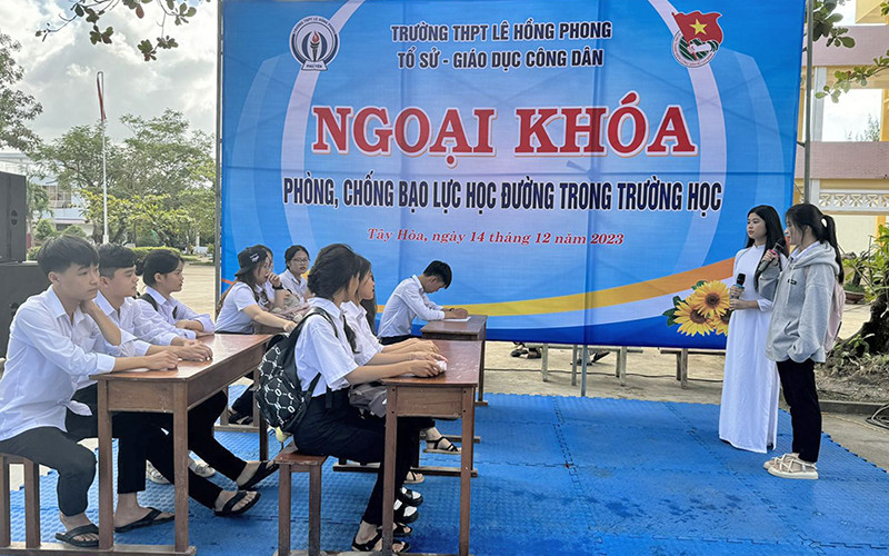 Giờ học ngoại khóa về phòng, chống bạo lực học đường trong trường học tại Trường THPT Lê Hồng Phong, huyện Tây Hòa, tỉnh Phú Yên. (Ảnh CÔNG TOÀN)