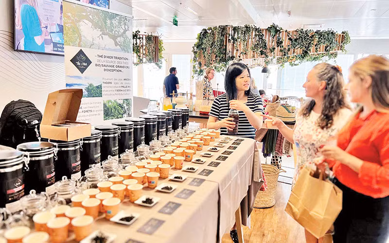 Huyền Montreau giới thiệu trà shan cổ thụ Việt Nam tại Pháp.