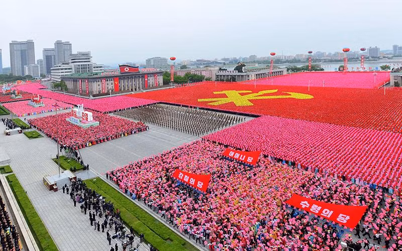 Diễu hành tại thủ đô Bình Nhưỡng chào mừng Đại hội lần thứ 7 của Đảng Lao động Triều Tiên. 