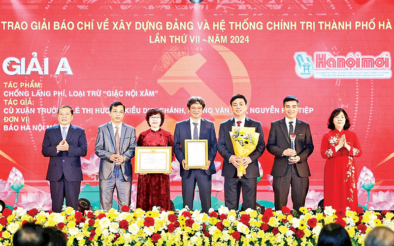 Lãnh đạo Thành ủy Hà Nội, lãnh đạo Ban Tuyên giáo và Dân vận Trung ương trao giải A tặng nhóm tác giả báo Hànộimới.