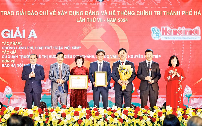 Lãnh đạo Thành ủy Hà Nội, lãnh đạo Ban Tuyên giáo và Dân vận Trung ương trao giải A tặng nhóm tác giả báo Hànộimới.