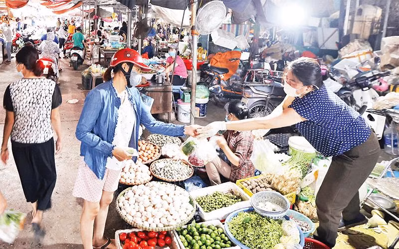 Hoạt động kinh doanh, buôn bán tại chợ Nhật Tân, quận Tây Hồ. (Ảnh MINH SƠN)