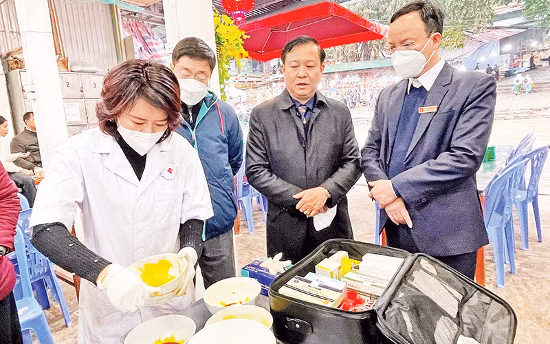 Đoàn kiểm tra liên ngành số 1 của thành phố Hà Nội kiểm tra an toàn thực phẩm tại lễ hội chùa Hương. (Ảnh THU TRANG)