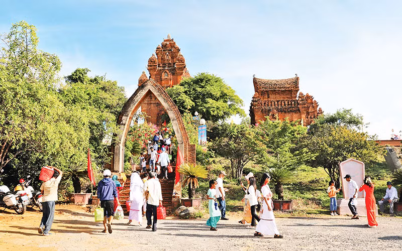 Đồng bào Chăm đem lễ vật đến Tháp Pô Klong Garai để chuẩn bị nghi thức lễ chính vào ngày 14/10.