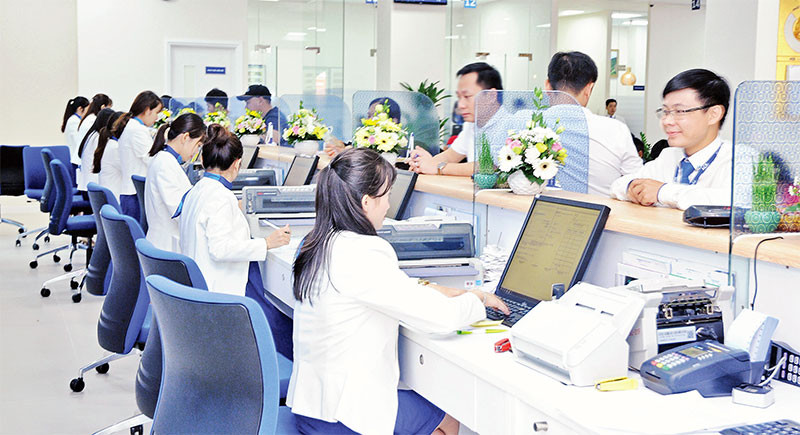 Khách hàng giao dịch thanh toán tại Ngân hàng Thương mại cổ phần ACB.