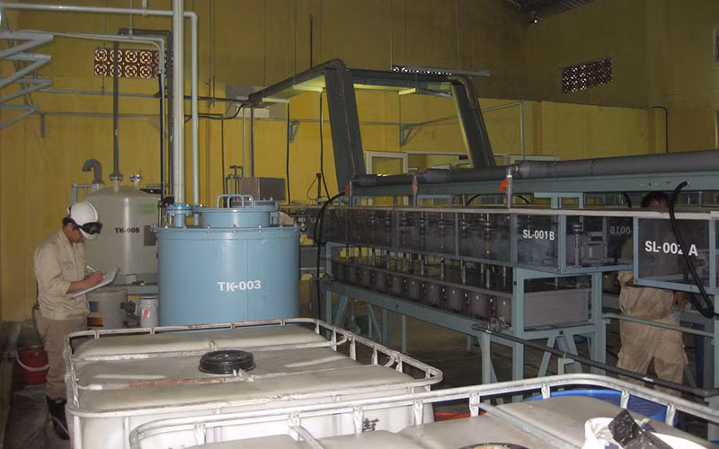 Nghiên cứu quá trình chiết lỏng-lỏng phân chia riêng rẽ các nguyên tố đất hiếm tại Viện Công nghệ xạ hiếm.